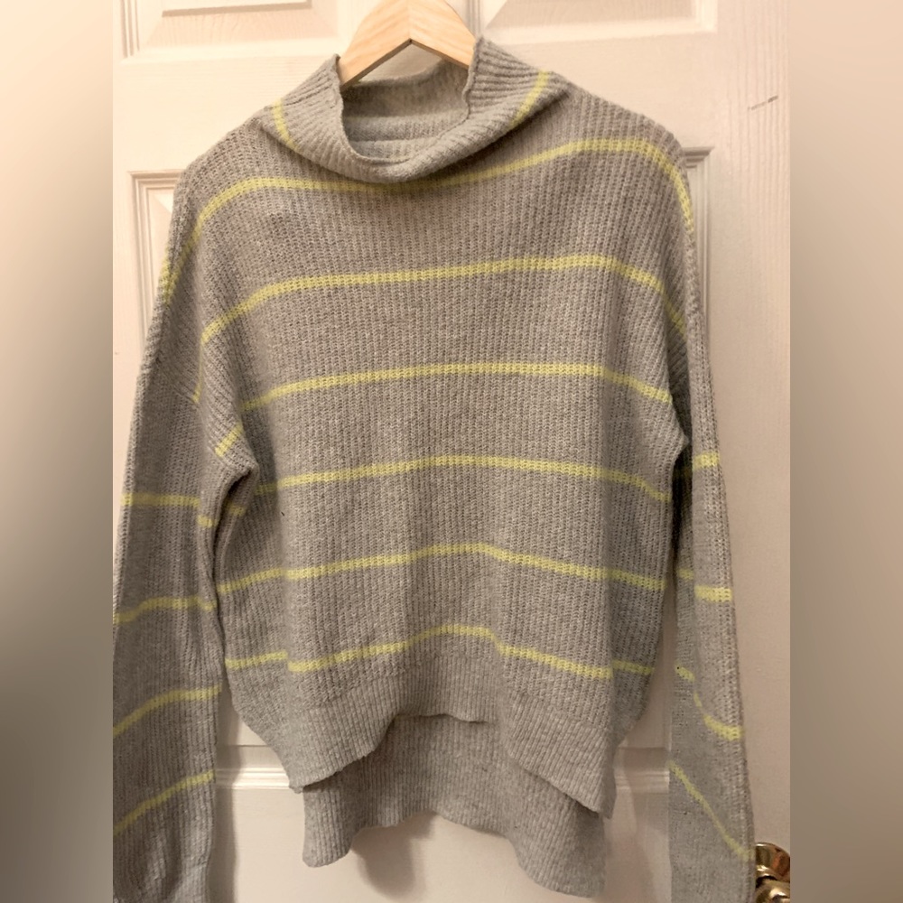 3 for $25❤️ Abound turtleneck sweater, gray with yellow stripe